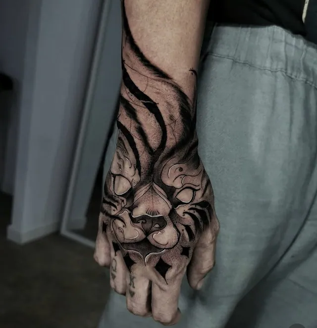 Mix tattoos: tigre en la mano.