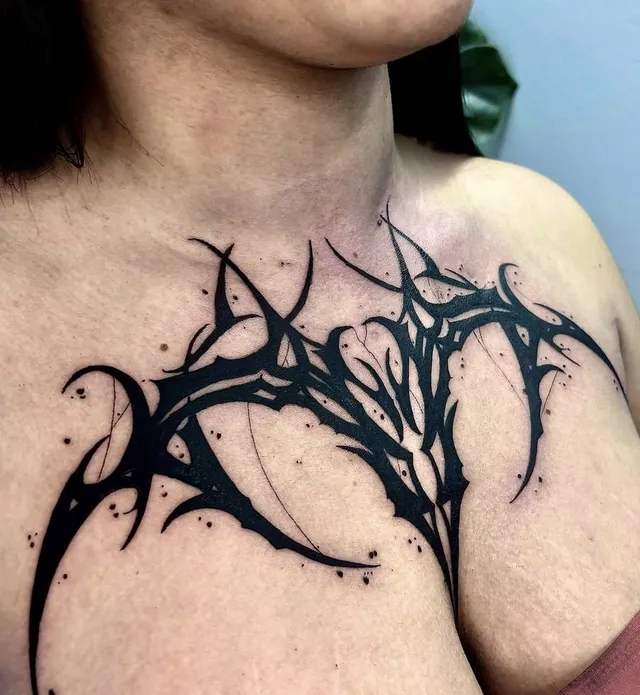 Tribal / dark en el pecho.